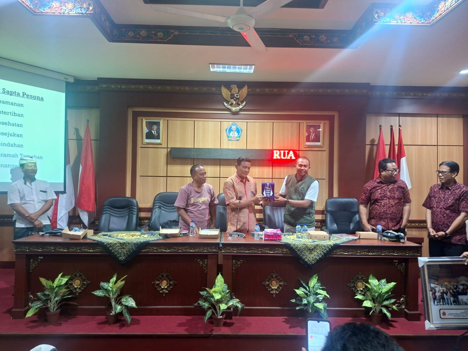 Kunjungan Studi Banding dari Lembaga Penelitian dan Pengabdian kepada Masyarakat Universitas Surabaya dan BUMDesa Belik ke Desa Wisata Batubulan.