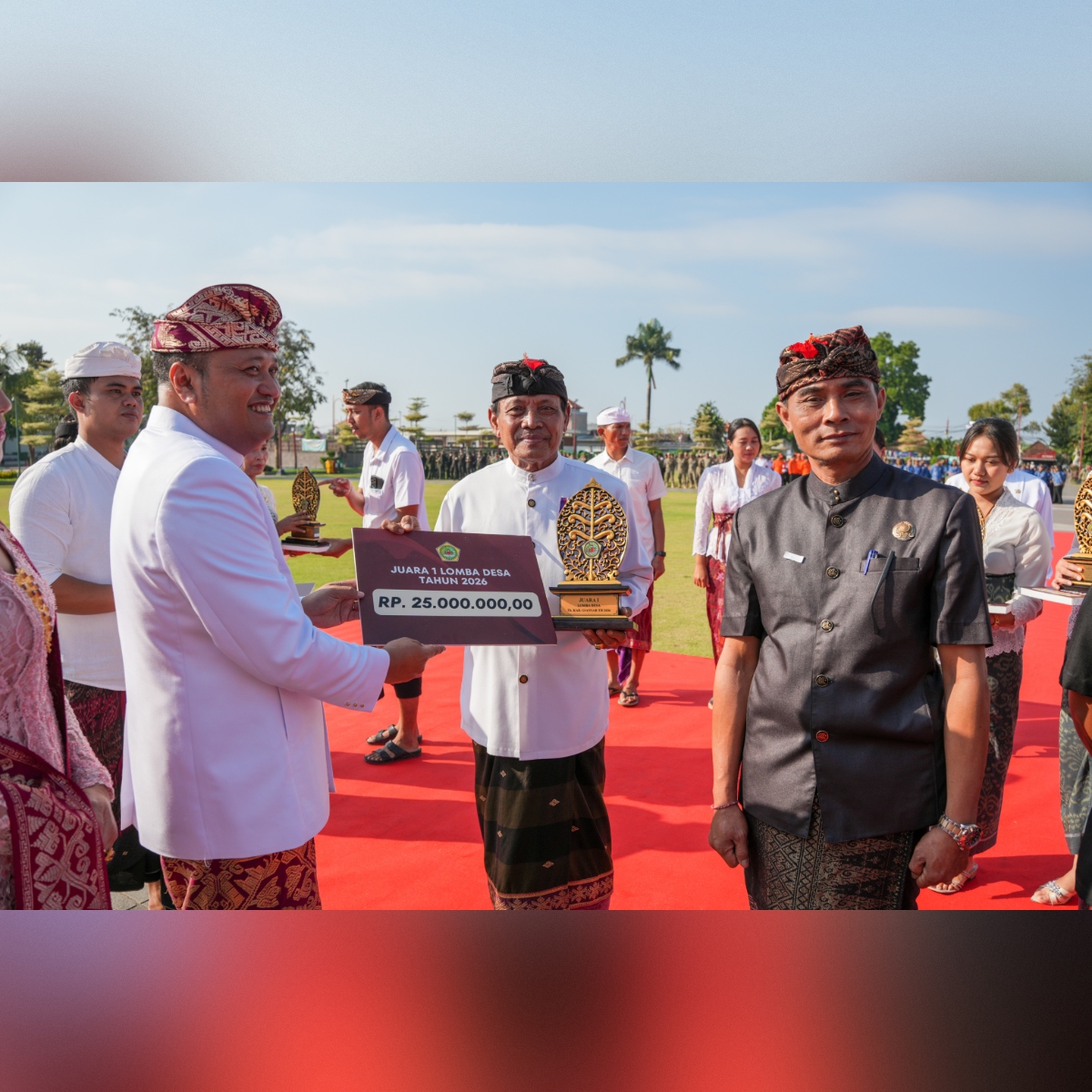 "PENERIMAAN PENGHARGAAN LOMBA DESA"