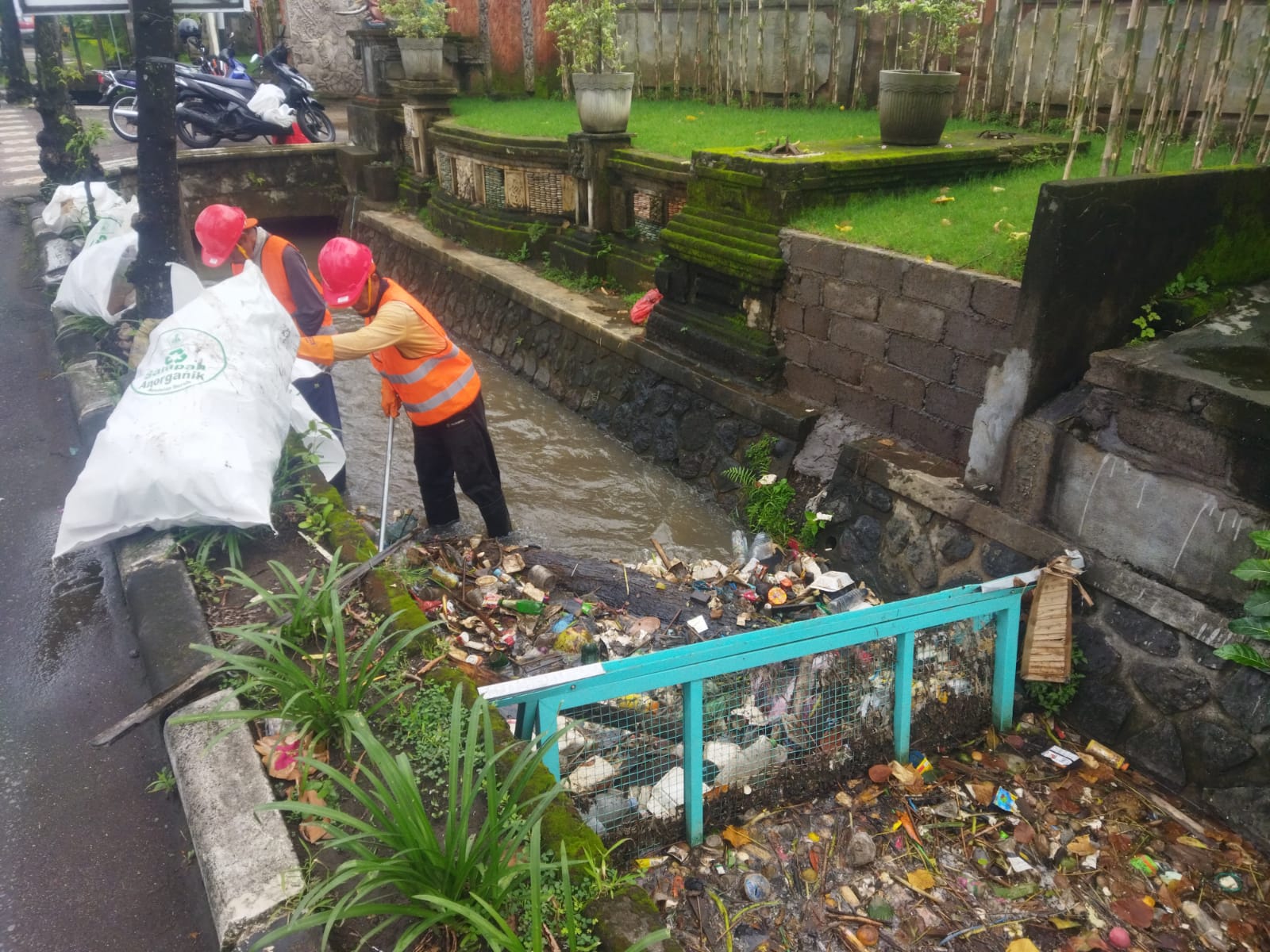 PETUGAS KEBERSIHAN LINGKUNGAN DESA BATUBULAN